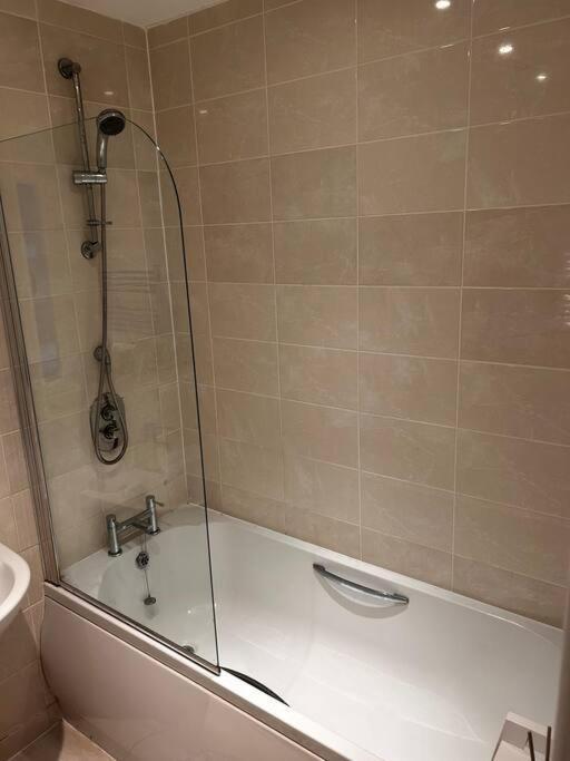 City Centre Apartment. เร็กซ์แฮม ภายนอก รูปภาพ