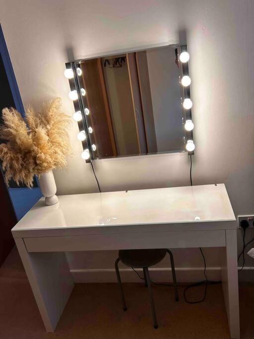 City Centre Apartment. เร็กซ์แฮม ภายนอก รูปภาพ
